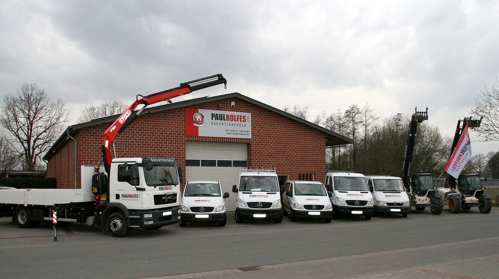 Der Fuhrpark vor der Halle