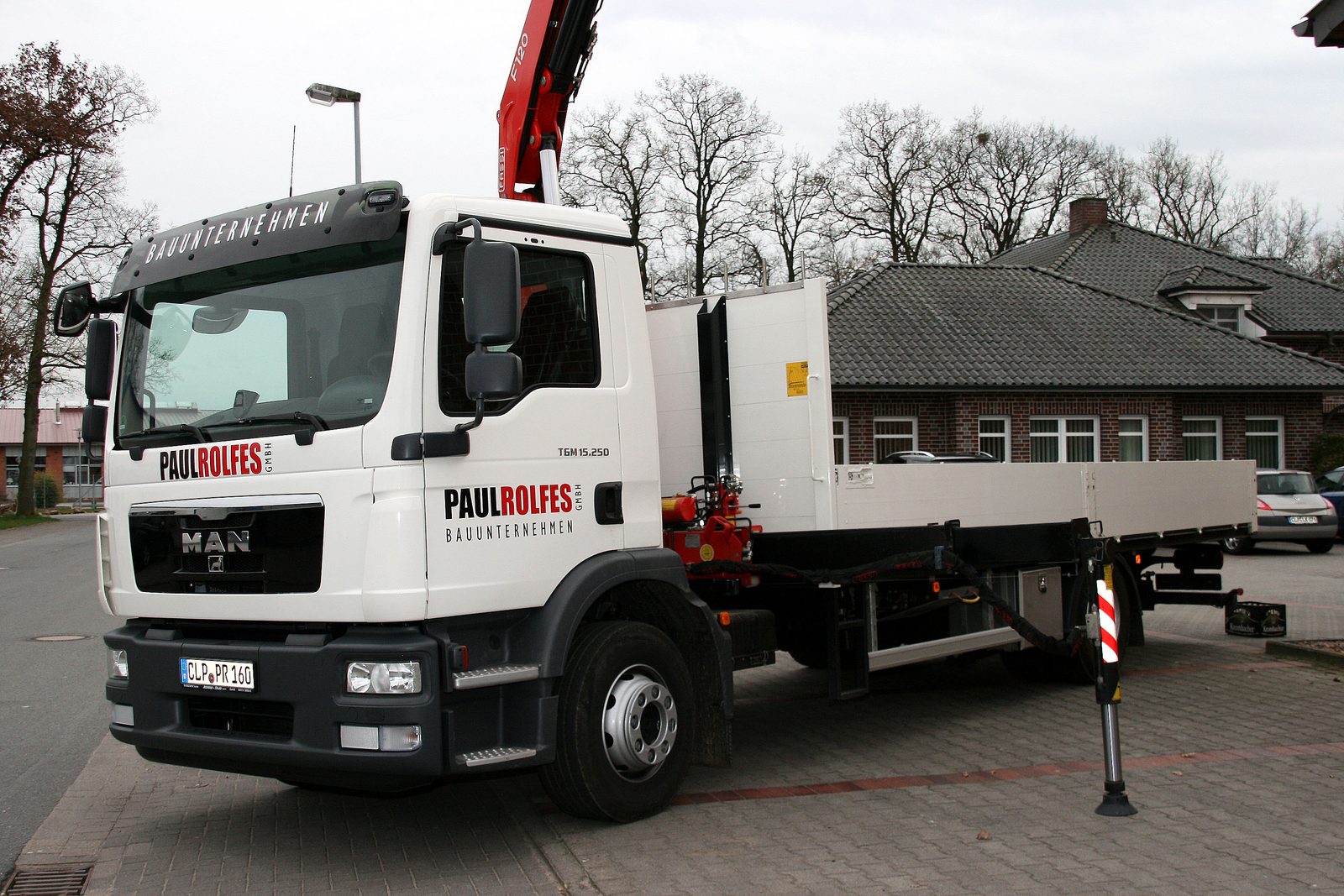 Lkw mit Ladekran für die Baustellenversorgung